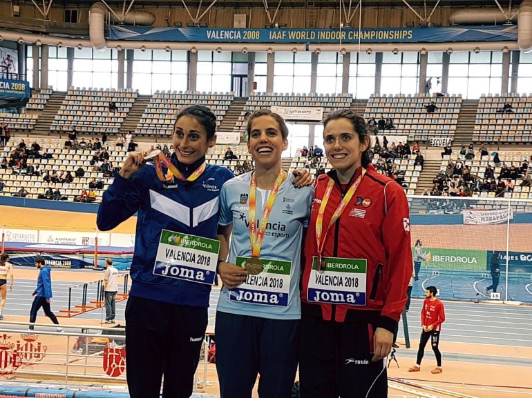 Marta Pérez, campeona de España de los 1.500 metros en Pista Cubierta, en el podio de Valencia.