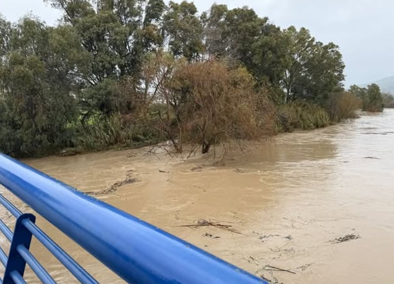Río Guadiaro a punto de desbordarse a su paso por el Secadero por la borrasca Leonardo