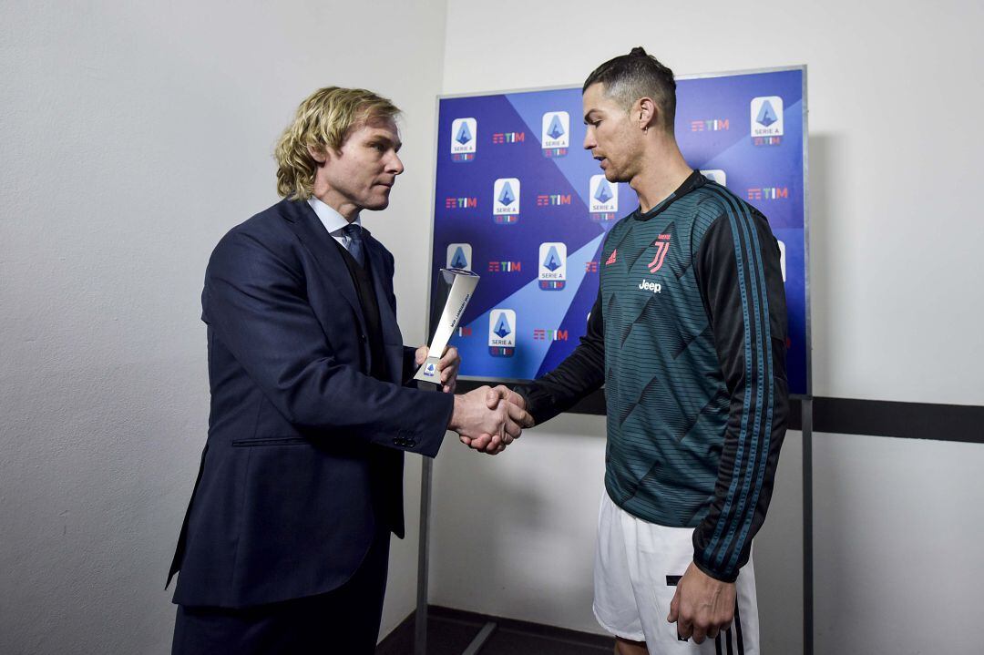 Pavel Nedved entregándole un premio a Cristiano Ronaldo