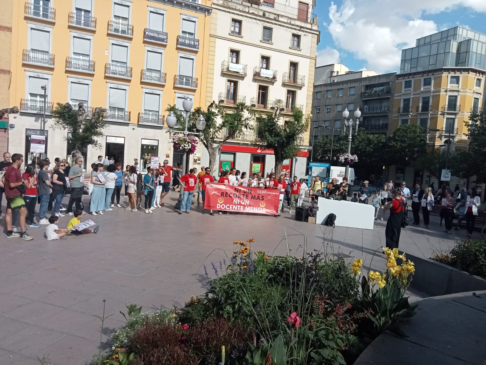 Concentración convocada por CC. OO. en la plaza de Navarra contra los recortes de profesorado