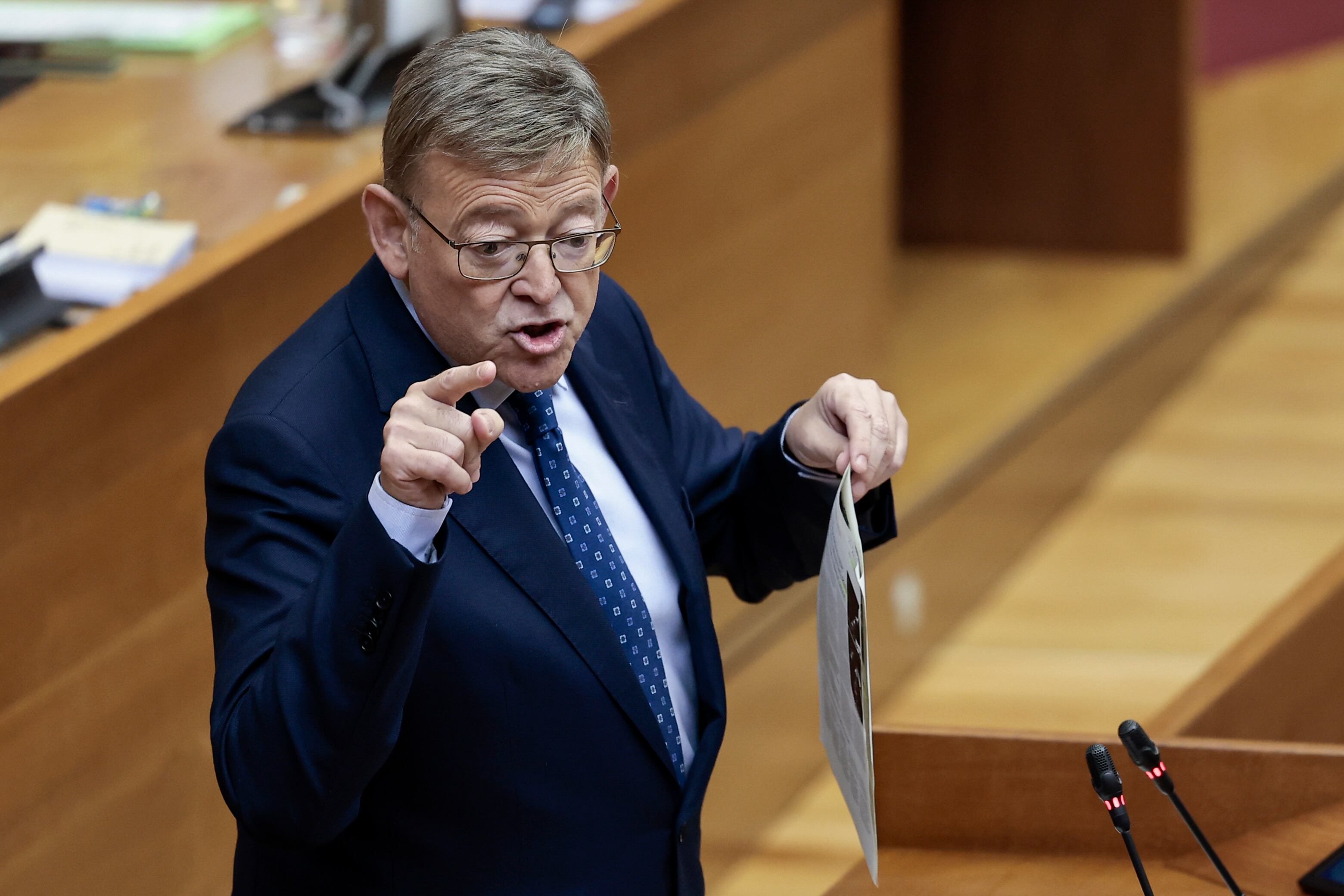 El president de la Generalitat, Ximo Puig, durante su intervención en la sesión de control del pleno de Les Corts en la que responde a preguntas de los grupos parlamentarios sobre la situación económica y social de la Comunitat Valenciana, la bajada de los impuestos, la &quot;cláusula de garantía salarial&quot; en las ayudas y contratos del Gobierno valenciano y la mejora en las infraestructuras del transporte