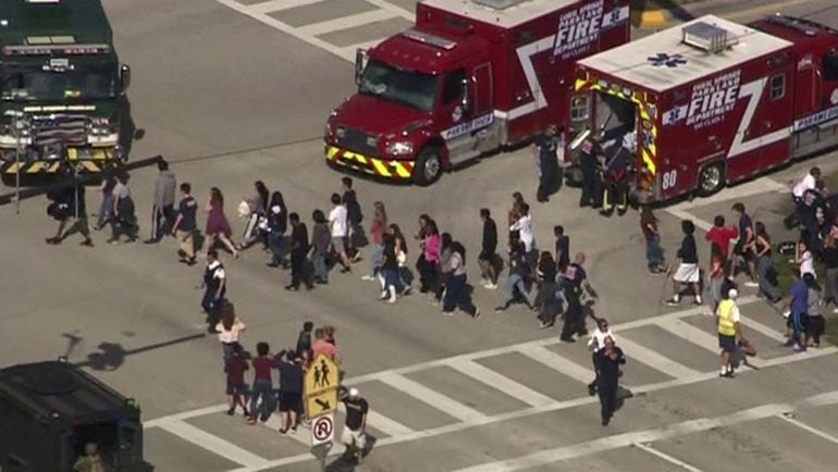 Alumnos desalojados del Marjory Stoneman Douglas High School tras el tiroteo en el centro que ha dejado numerosos heridos