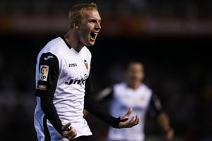 Jeremy Mathieu celebra un gol en Mestalla