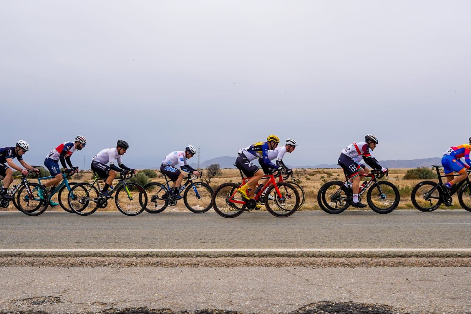 Foto del pelotón en el Levante Almeriense en la Vuelta a Almería que tuvo lugar en el 2023