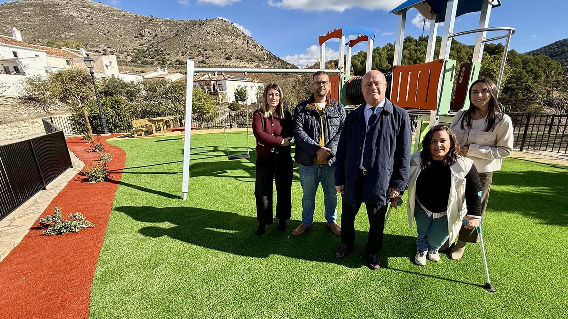 El alcalde de Antequera visita Villanueva de Cauche para comprobar el resultado de las obras del parque infantil
