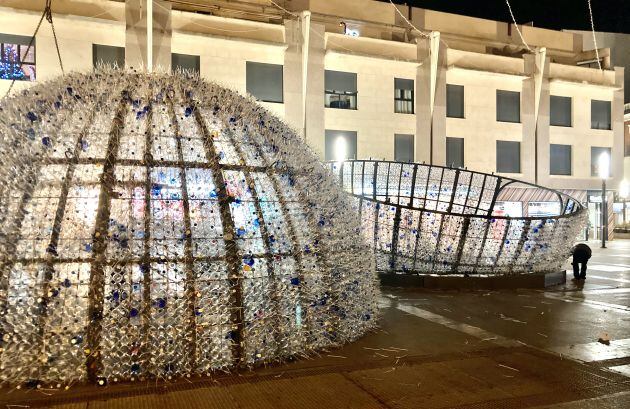 El montaje de la gran bola de Navidad ha necesitado de una grúa, durante la jornada de este jueves