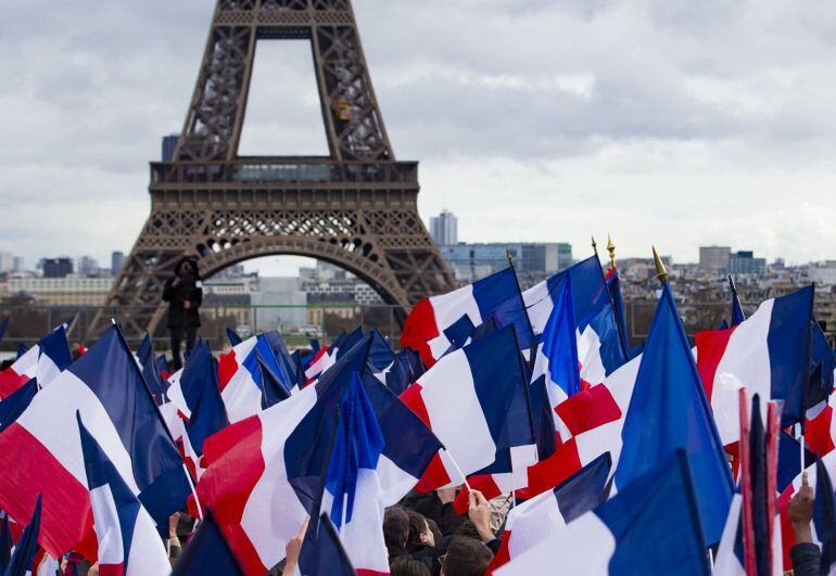 Republicains&#039; party candidate for the 2017 French presidential elections, Francois Fillon wave flags during a meeting organized to support him on the Place du Trocadero in P Supporters of &#039;Les aris, France, 05 March 2017. For the past few days, the candid