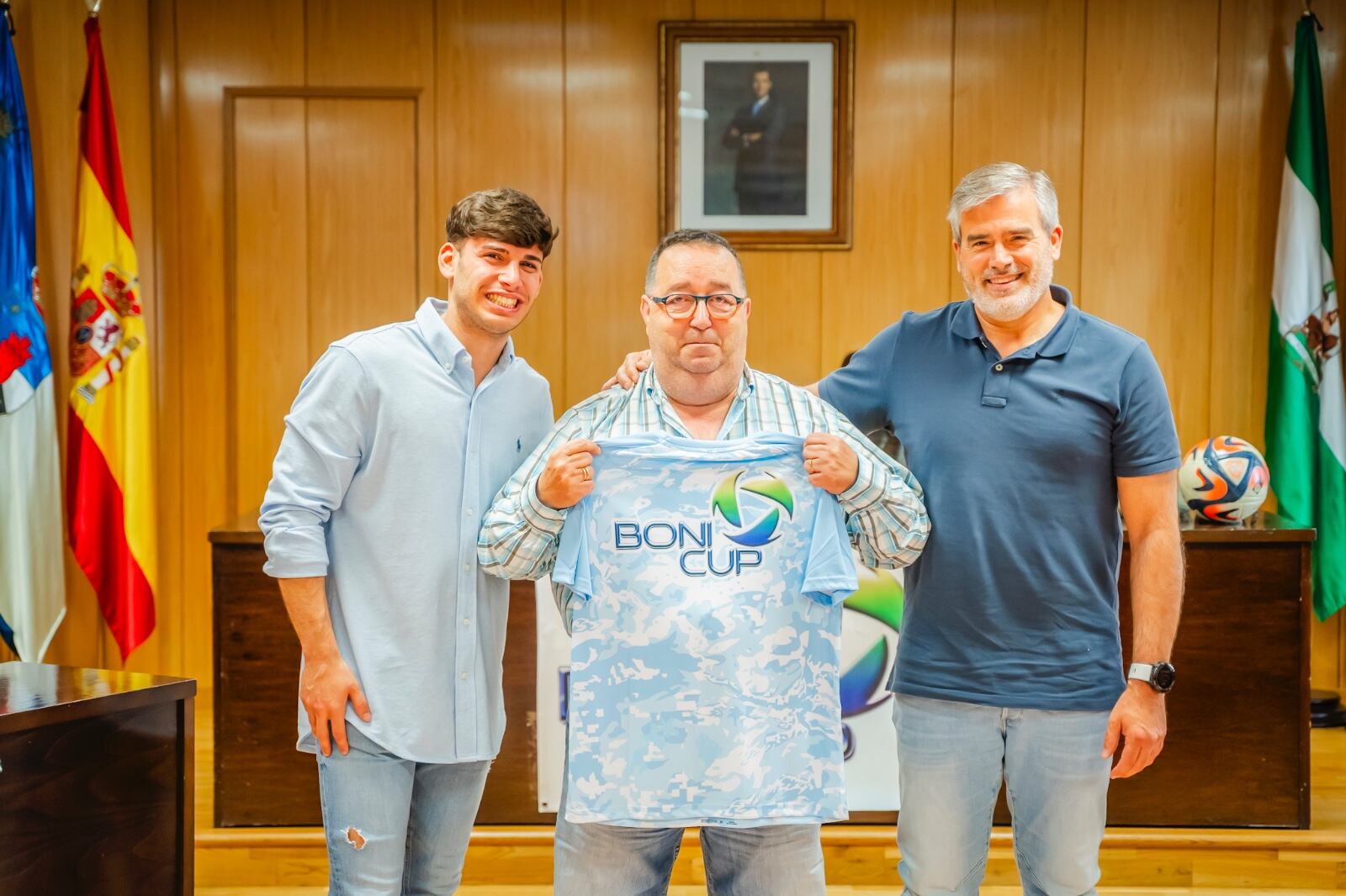 El conejal de deportes posando con la indumentaria del torneo