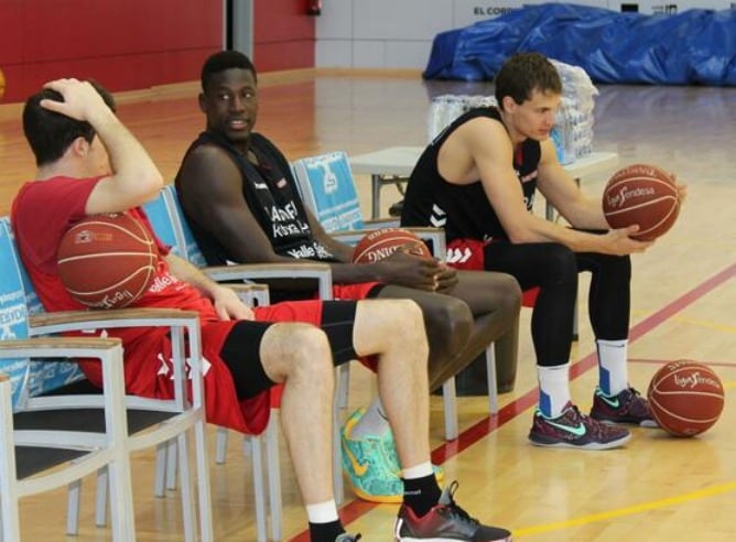 Mamadou Diop entre Heurtel y Van Oostrum esta tarde.
