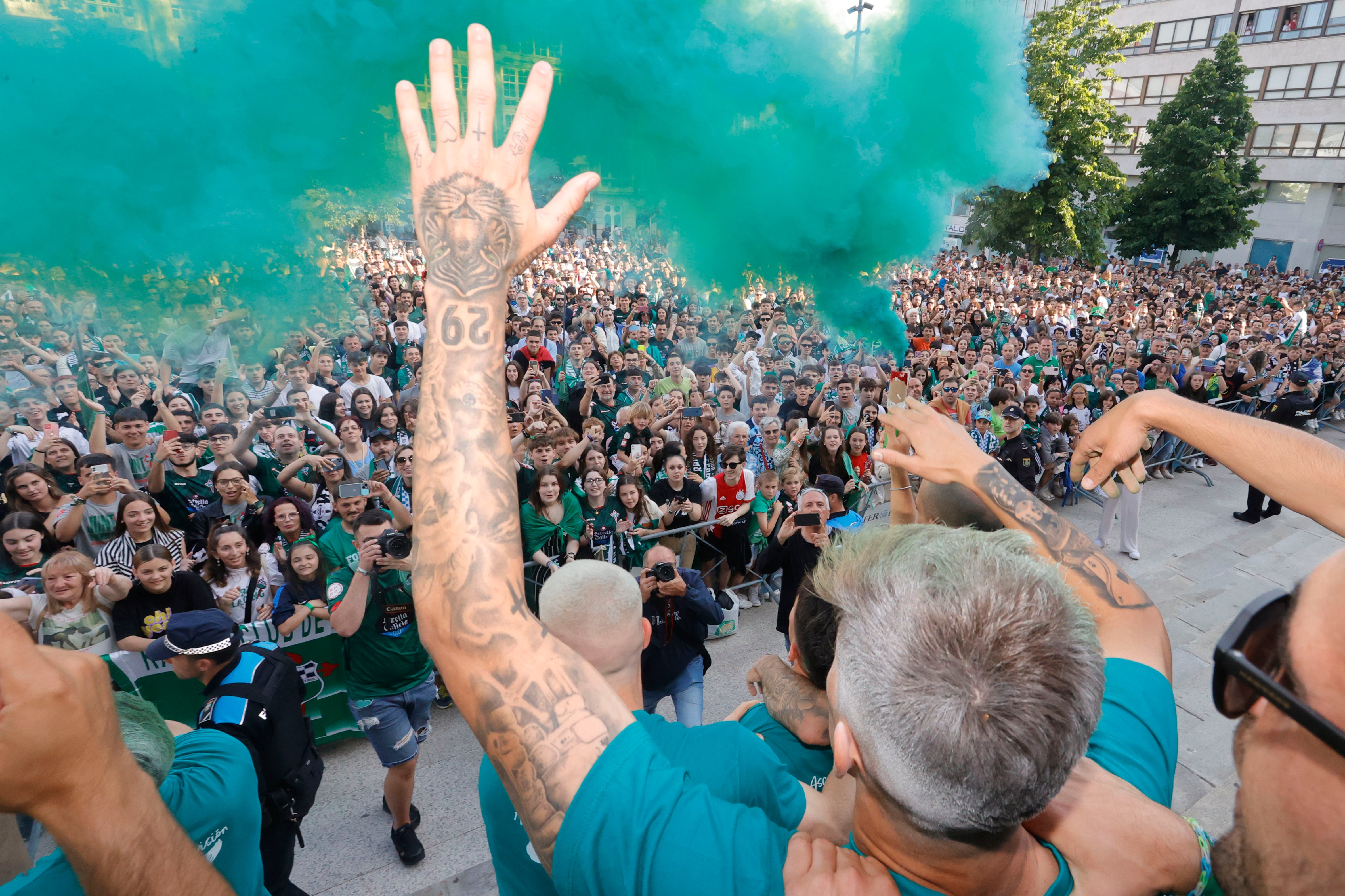 Jugadores, cuerpo técnico y directivos del Racing, durante su celebración hoy en los exteriores del Concello tras conseguir el ascenso a Segunda División de forma directa. EFE / Kiko Delgado.