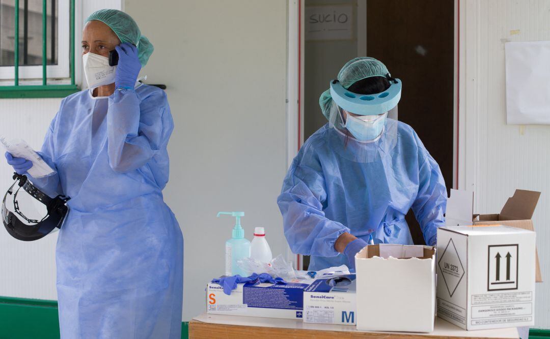 Dos sanitarias preparan pruebas PCR