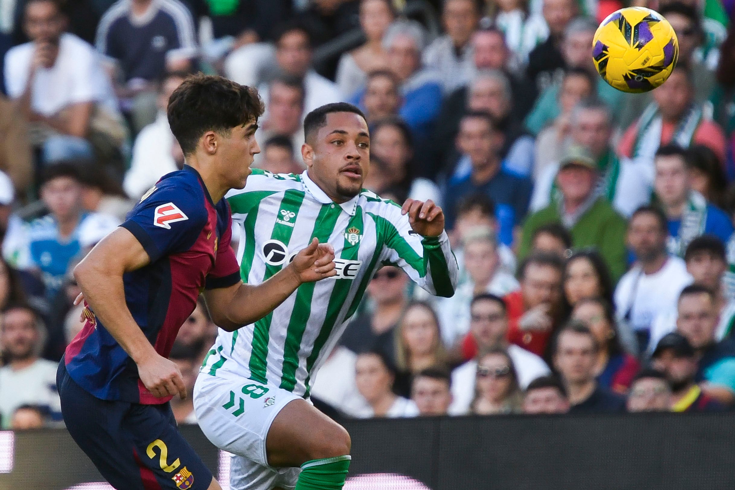 Pau Cubarsí y Vitor Roque se miden en carrera en el Benito Villamarín