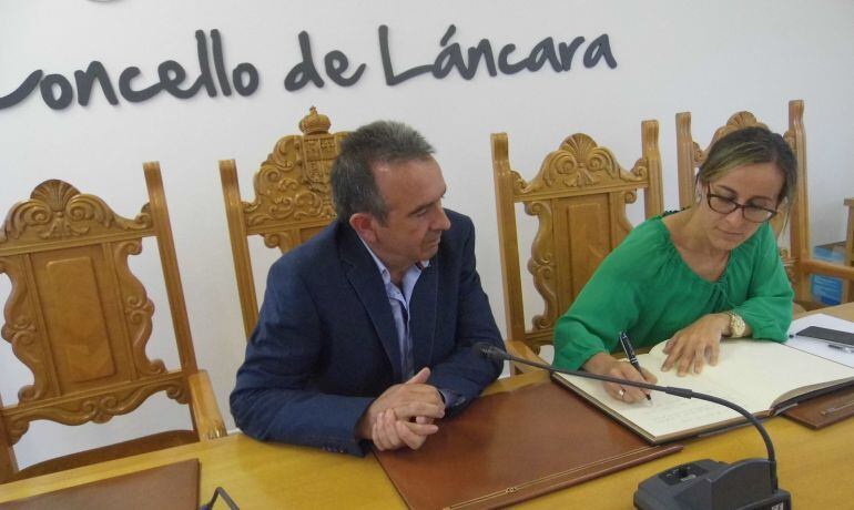 Darío Piñeiro, alcalde de Láncara, duranta a sinatura dun convenio coa Xunta