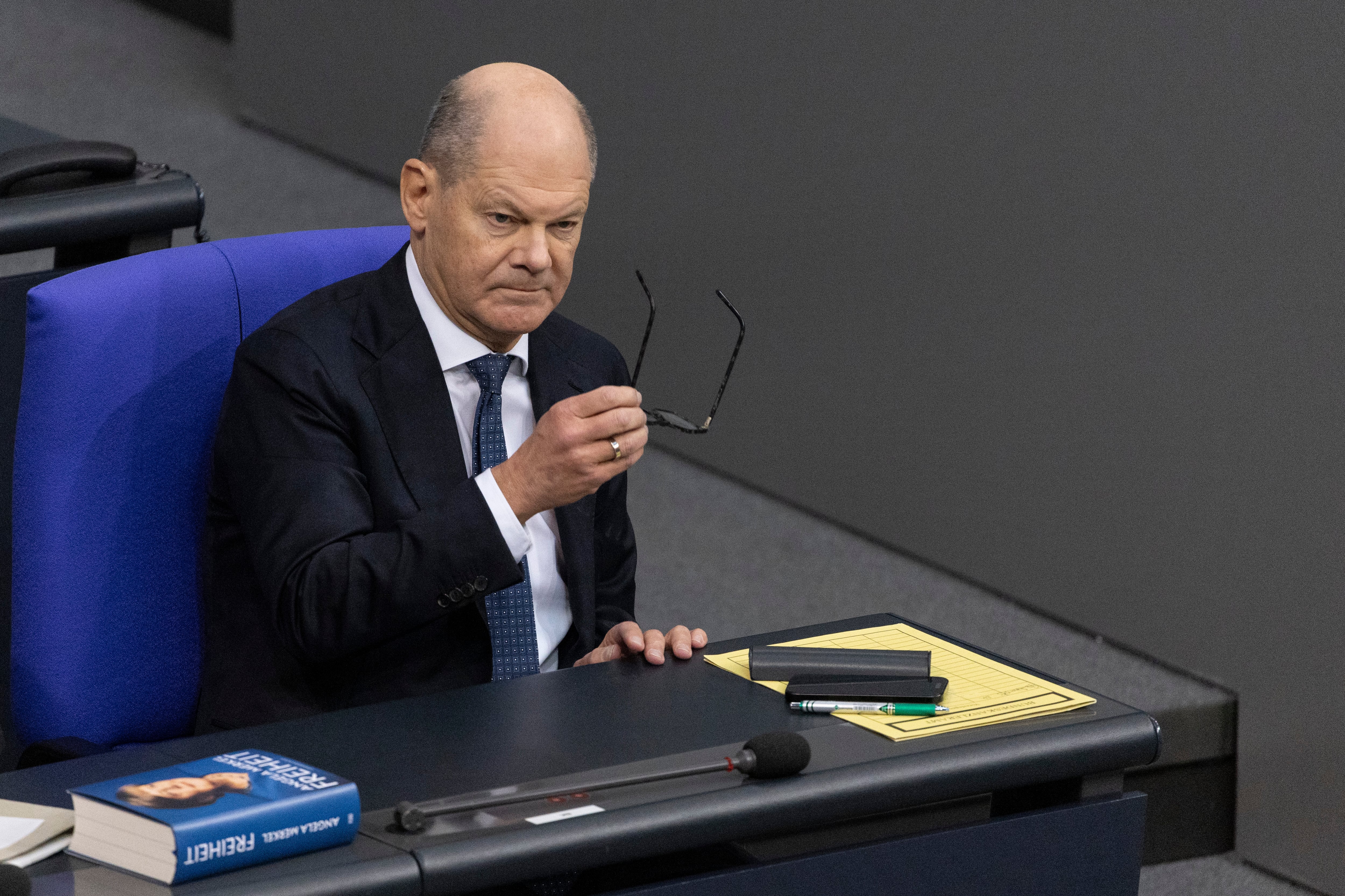 El canciller alemán Olaf Scholz durante la sesión en el parlamento alemán en la que se debate la ley de migración