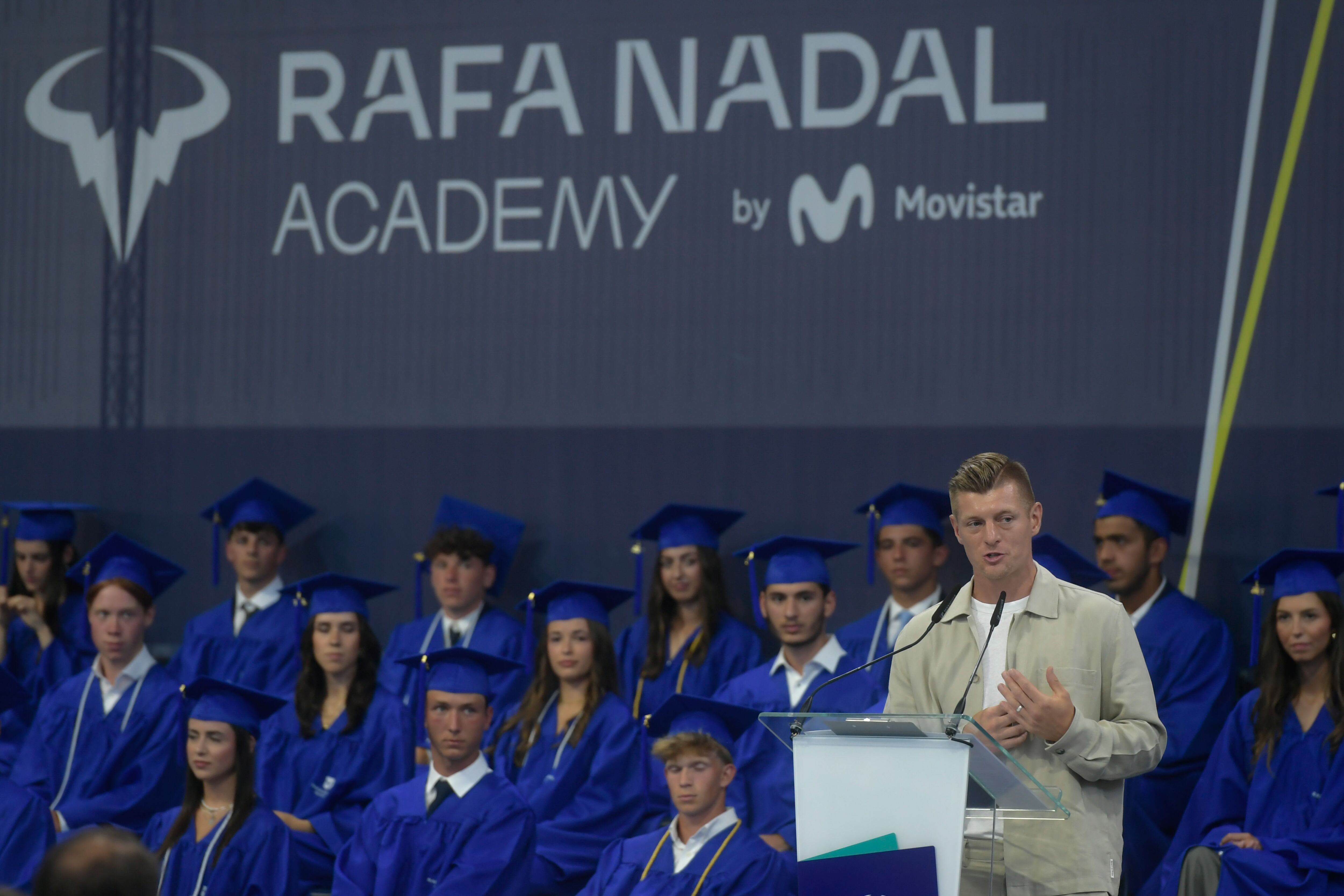 MANACOR (MALLORCA), 11/06/2025.- El exfutbolista Toni Kroos (d), durante el acto de graduación de los estudiantes de la Rafa Nadal Academy este miércoles en la localidad balear de Manacor. EFE/Miquel Borrás