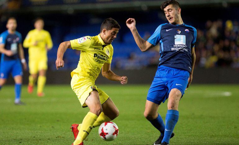 Fornals,en una jugada durante el partido Copa del Rey frente a la Ponferradina