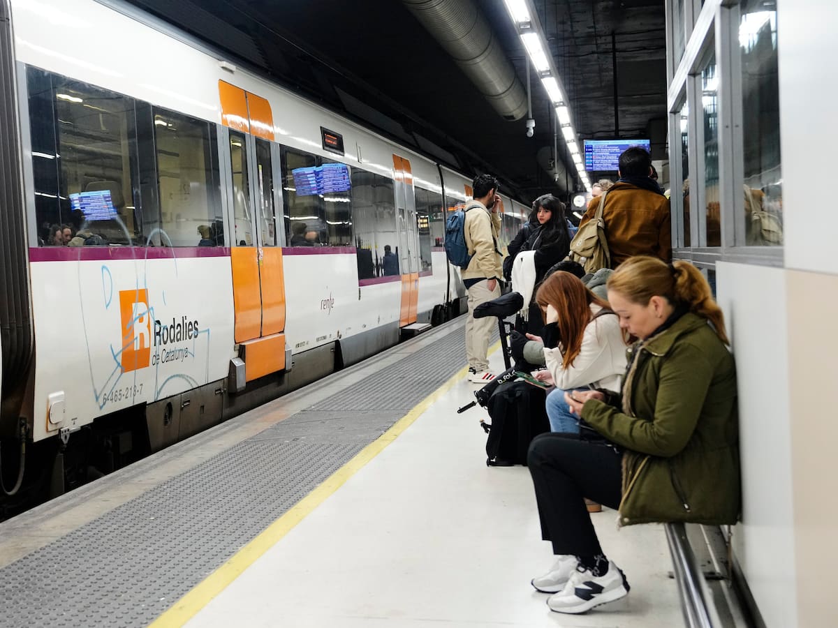 Retrasos en toda la red de Rodalies tras dos nuevas incidencias en el Centro de Tráfico de Adif que ha paralizado el servicio unos minutos