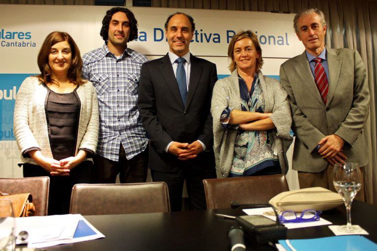 Javier Soberón, en medio de Ignacio Diego y María José Sáenz de Buruaga, en tiempos felices en la formación. 