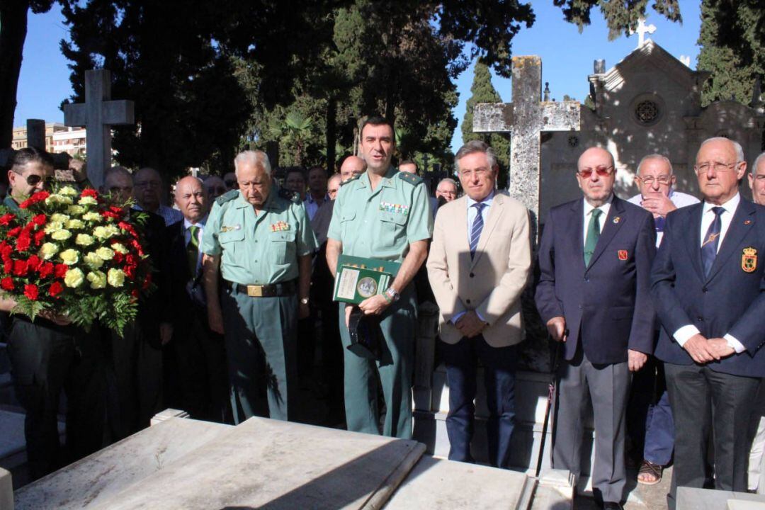 Momento del homenaje en el cementerio de la Salud