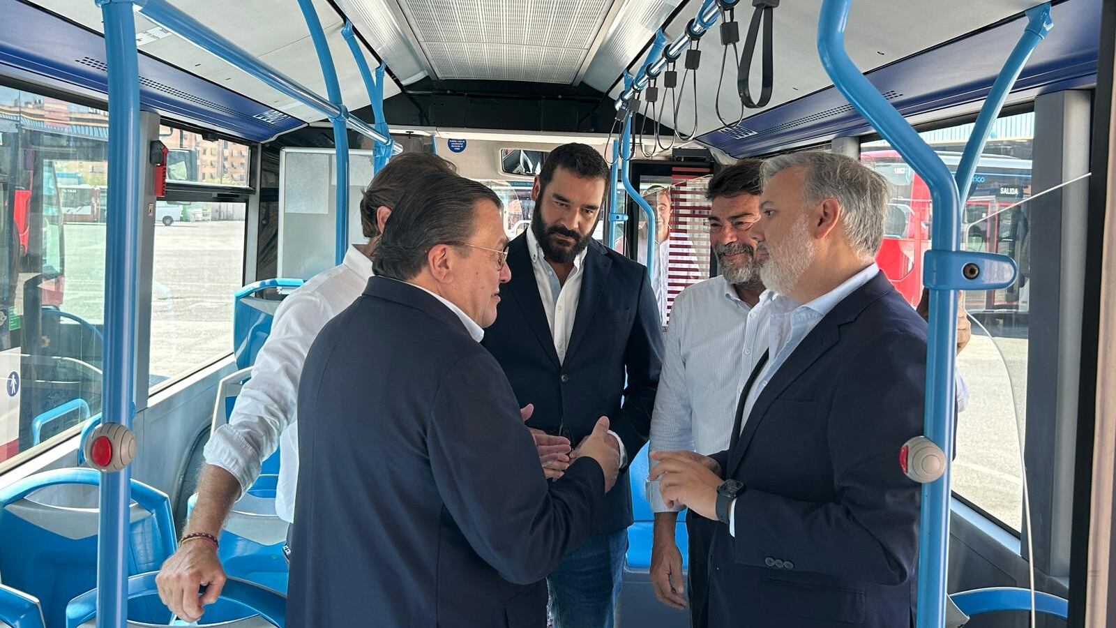 El alcalde de Alicante, Luis Barcala junto a Fernando PIzarro, alcalde de Plasencia, en uno de los autobuses de la concesión de cuatro autobuses urbanos a la ciudad cacereña