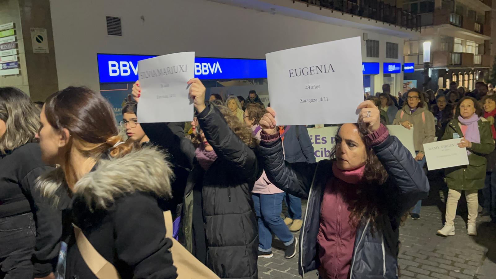 Manifestantes del 25N en Mérida