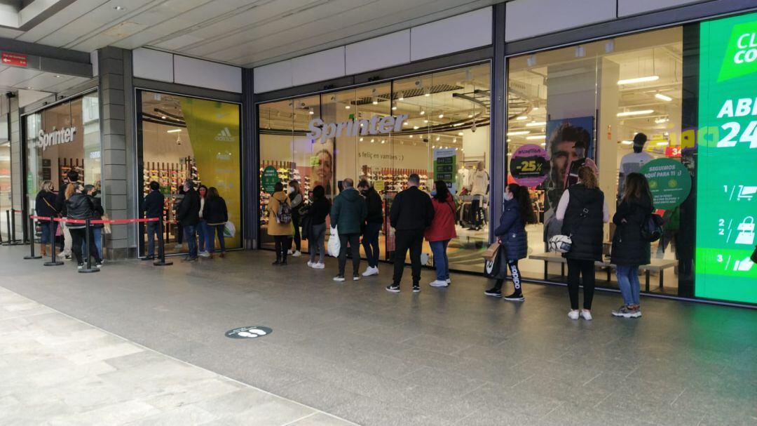 Colas en una tienda en el centro comercial Splau de Barcelona