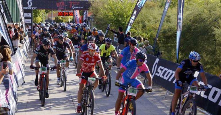 Salida de la 'V Ruta del Jarama' de ciclismo
