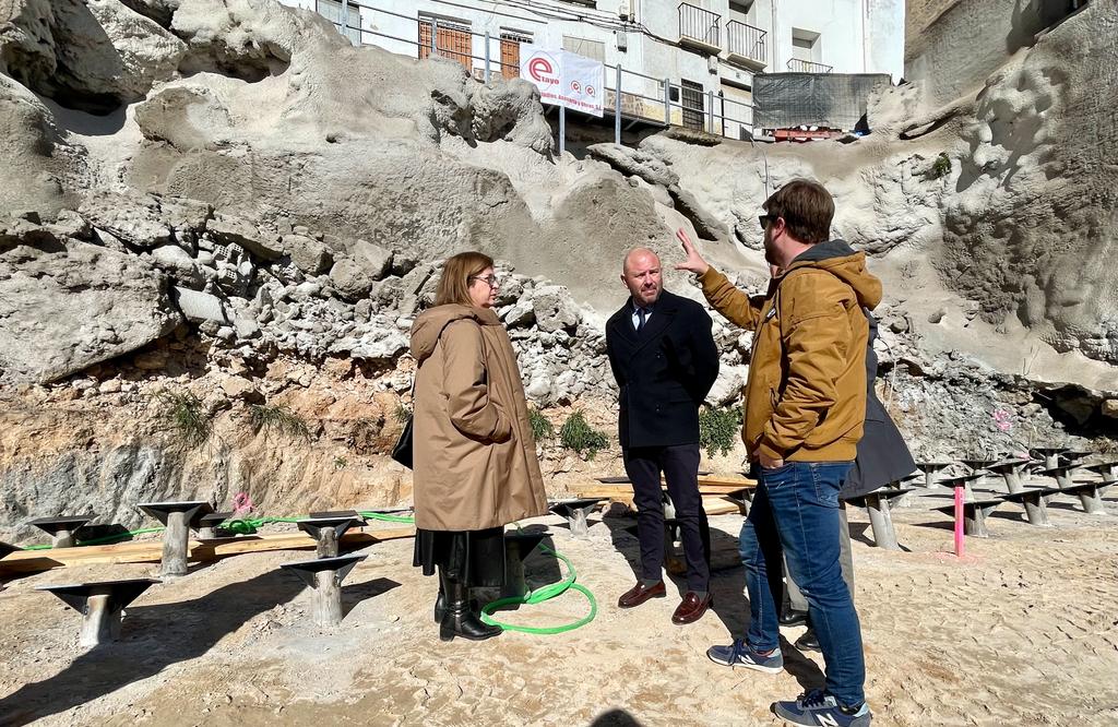 La alcaldesa de Bunyol, Juncal Carrascosa, en la visita a las obras de la zona derrumbada, junto al presidente de la Diputación de Valencia, Toni Gaspar.