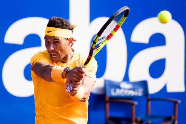 Nadal devuelve la bola