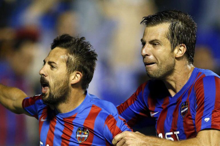 GRA185. VALENCIA, 23/11/2014.- El centrocampista del Levante José Luis Morales (i) celebra con su compañero austríaco Andreas Ivanschitz (d), el gol marcado al Valencia, segundo para su equipo, durante el partido de la decimosegunda jornada de Liga que di