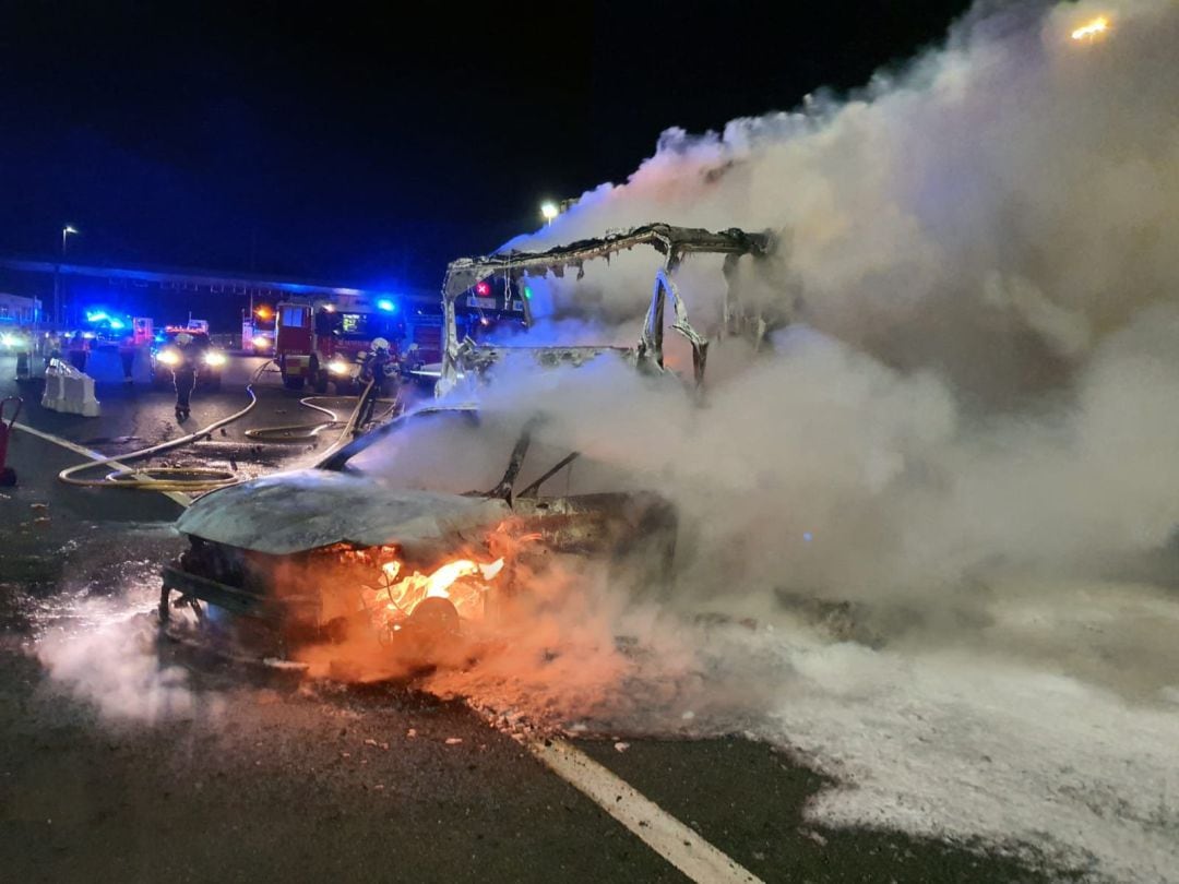 El coche ha quedado calcinado tras el impacto del camión