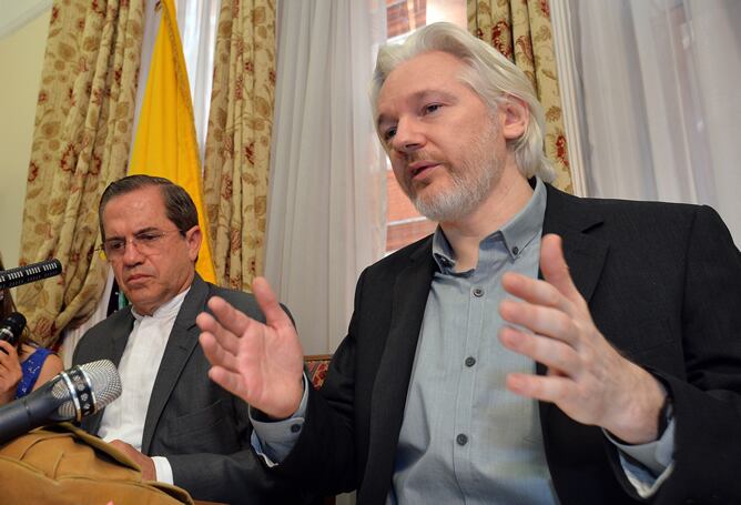 Julian Assange, en rueda de prensa junto al ministro de Exteriores ecuatoriano.