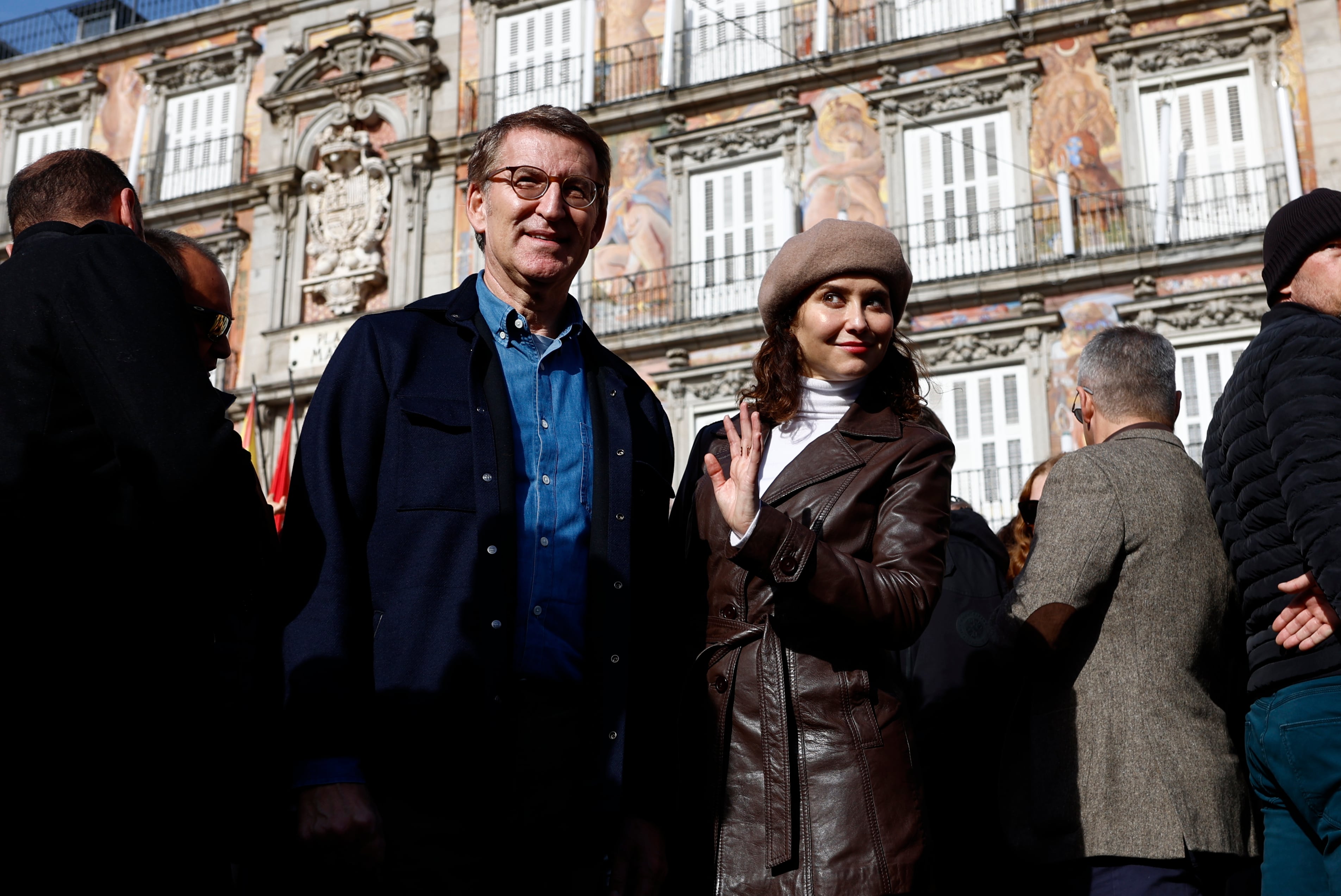 El presidente del PP, Alberto Núñez Feijóo, acompañado por la presidenta de la Comunidad de Madrid y del PP madrileño, Isabel Díaz Ayuso, este domingo en la Plaza Mayor de Madrid.