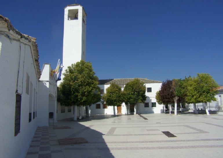 Plaza principal de Agrupación de Mogón, con el colegio y la iglesia de la localidad