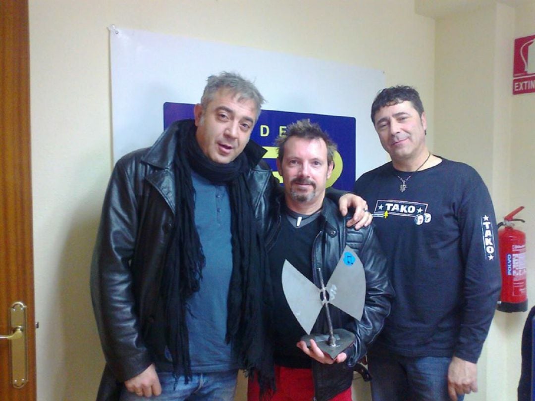 Pedro Segura, a la derecha, en los estudios de Cadena SER Cinco Villas, el 19 de febrero de 2013: Tako consiguió uno de los tres galardones a los que optaba en la Gala de los Premios a la Música Aragonesa de ese año. Se alzó con el de mejor tema musical por &quot;El alma atada&quot;. En el centro, Mariano Gil y a la izquierda, Nacho Jiménez