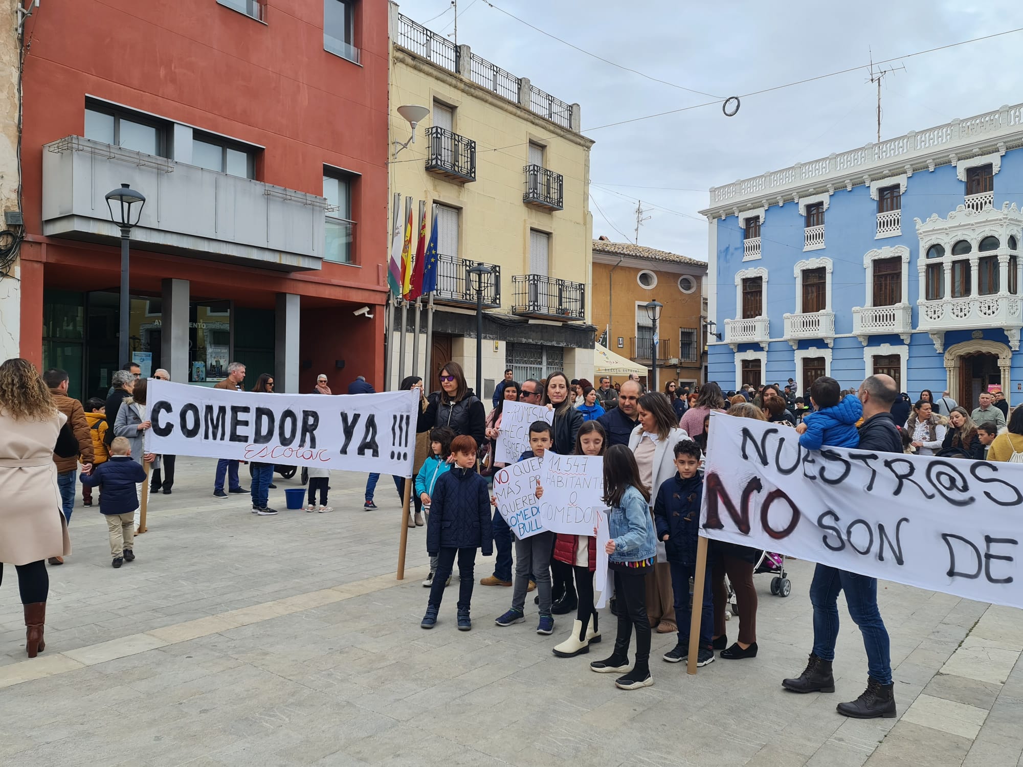 Concentración de este domingo a las puertas del ayuntamiento de Bullas para exigir la puesta en marcha del prometido comedor escolar