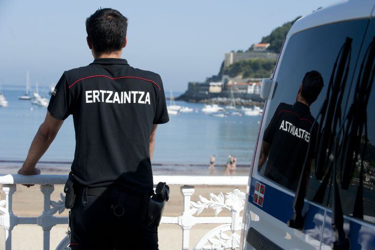 Imagen de archivo de un ertzaina vigilando la playa de La Concha.