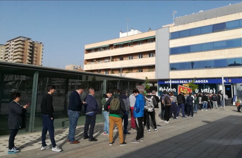 Imagen de la fila en las oficinas del club antes de ponerse a la venta las entradas