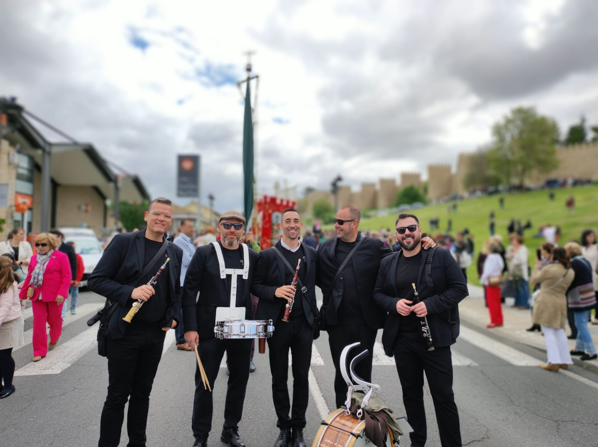 Víctor con sus compañeros de Filigranas en una Procesión de Las Vacas