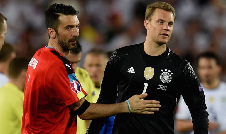 Buffon y Neuer, en un partido entre Italia y Alemania.