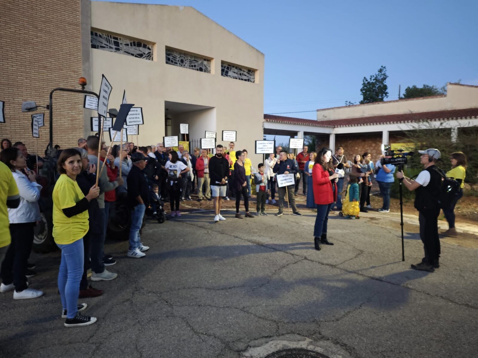 Vecinos de Turís protestan contra los cuatro proyectos de instalaciones renovables que se plantean en el pueblo.