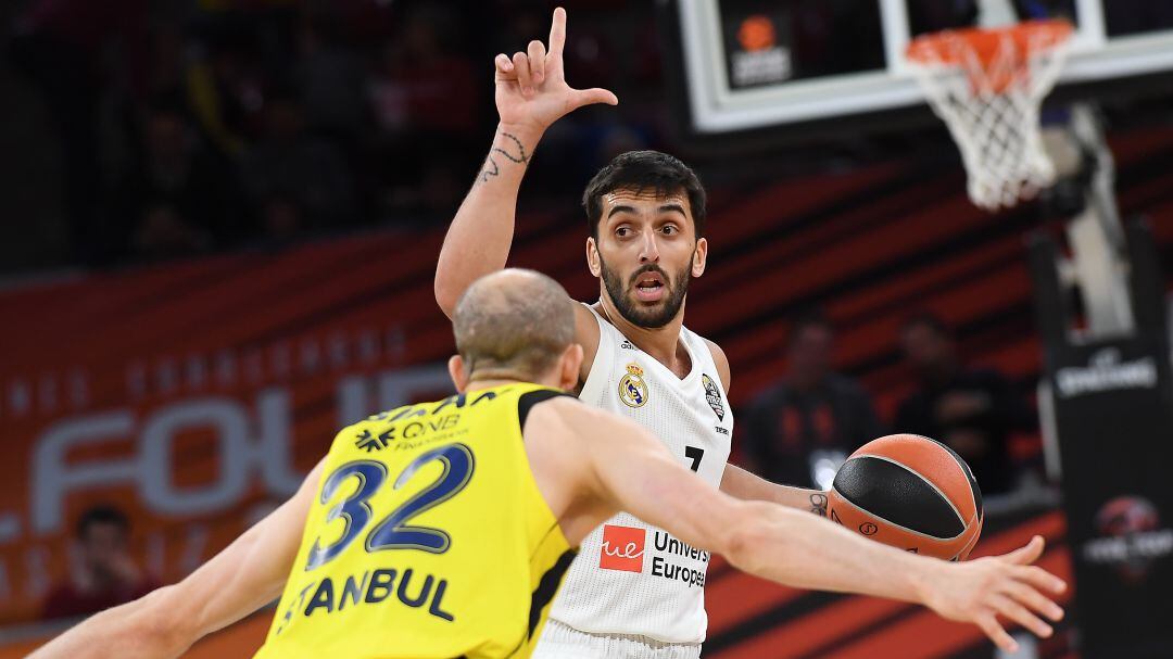 Facundo Campazzo dirige al ataque madridista ante la mirada de Sinan Guler.