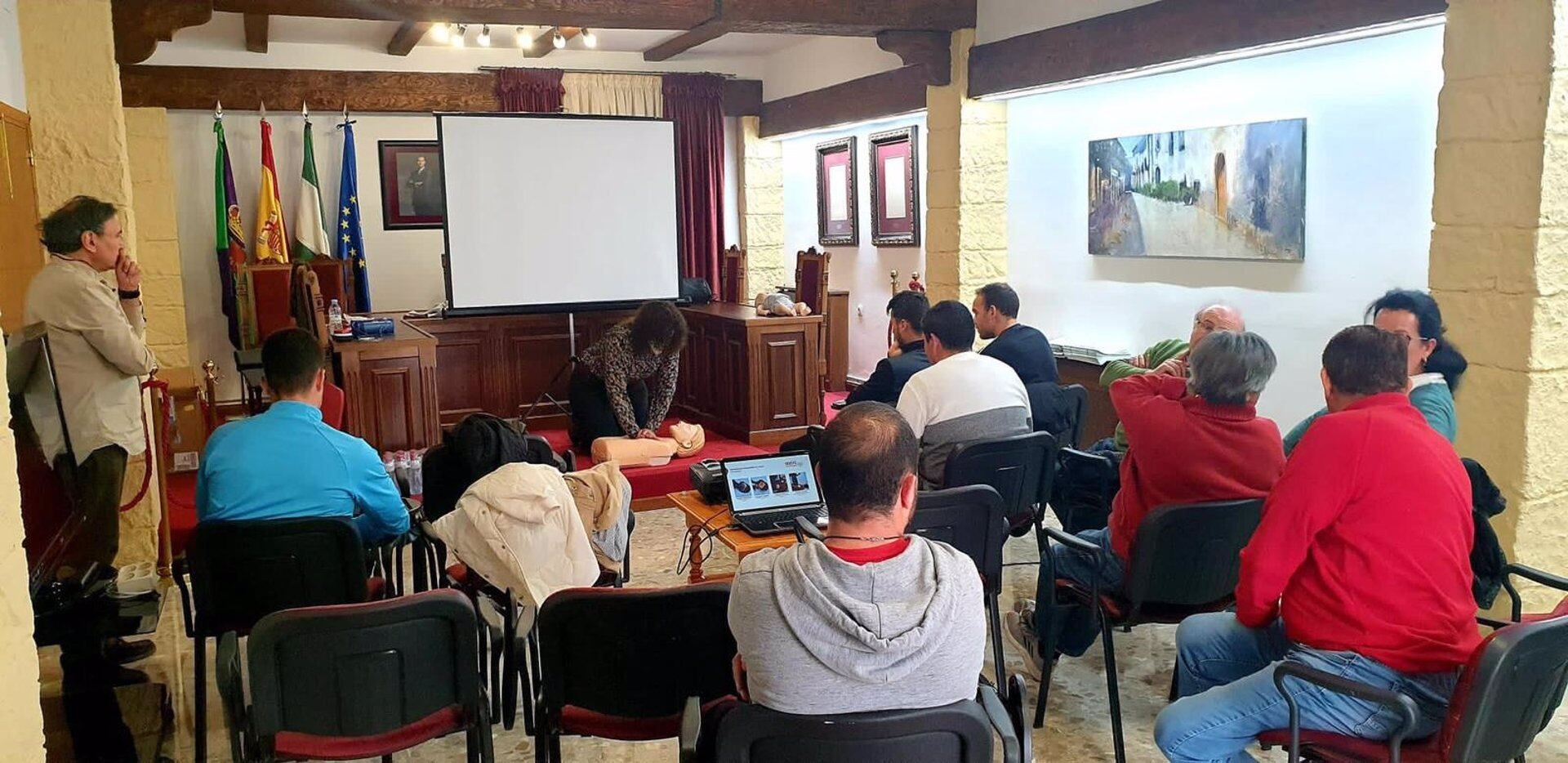 Alumnos y alumnas aprenden el uso del desfibrilador y las técnicas de RCP en un curso desarrollado en la provincia de Jaén