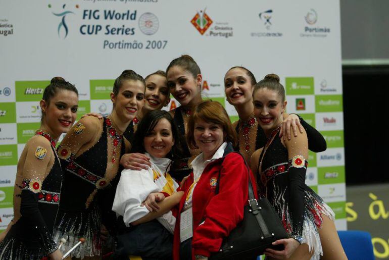 Sara con la seleccionadora nacional y las gimnastas actuales de rítmica