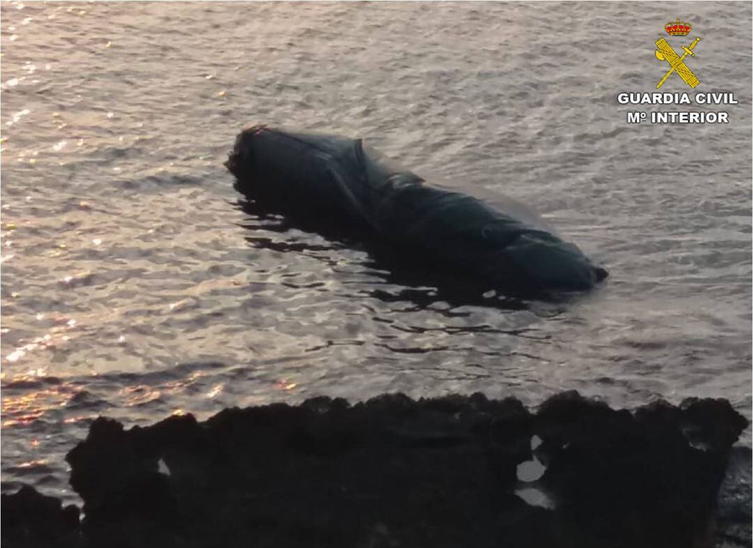 La embarcación localizada en la costa de Pilar de la Horadada ha quedado semihundida.