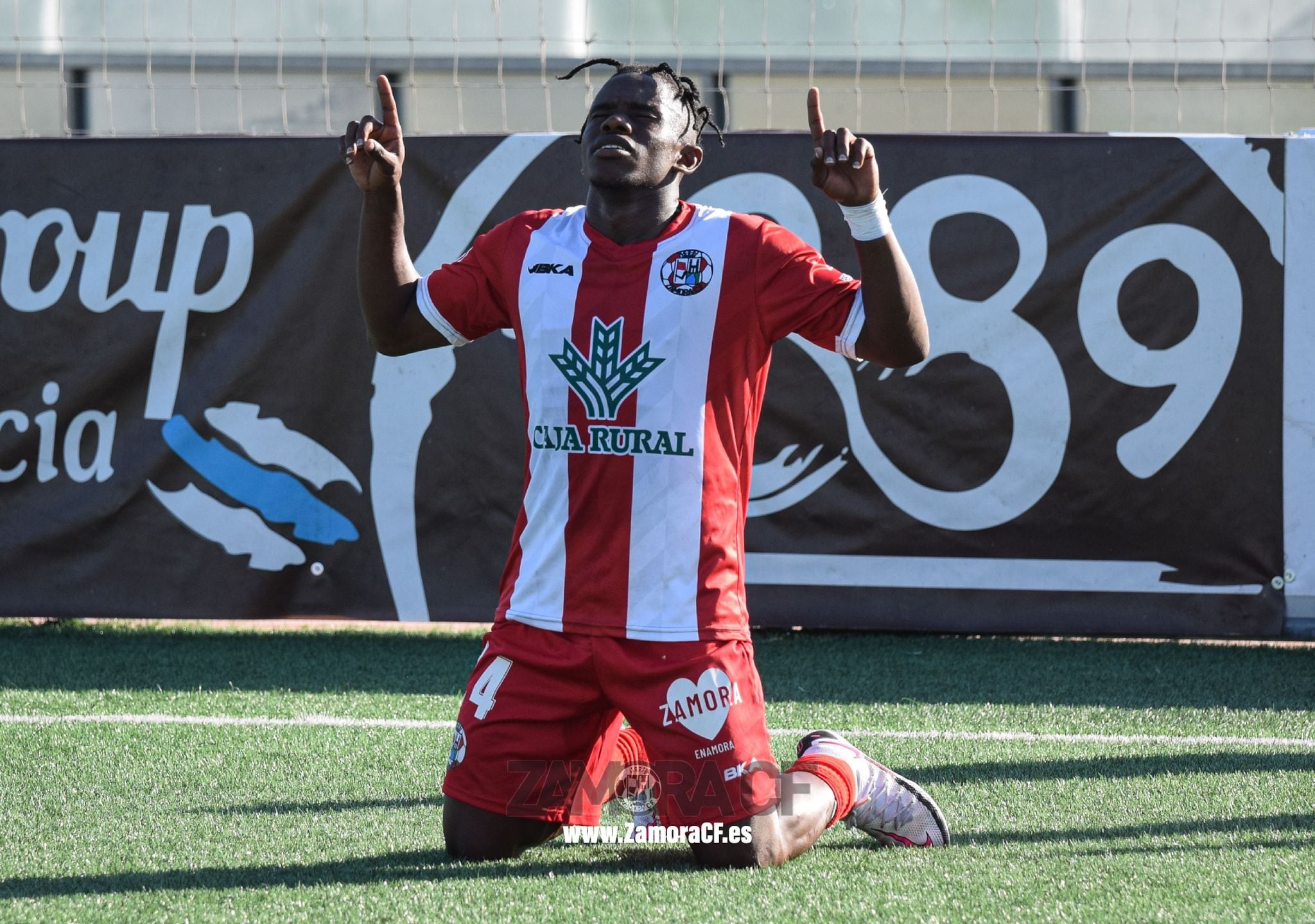 Luis Rivas celebra su gol con el Zamora CF