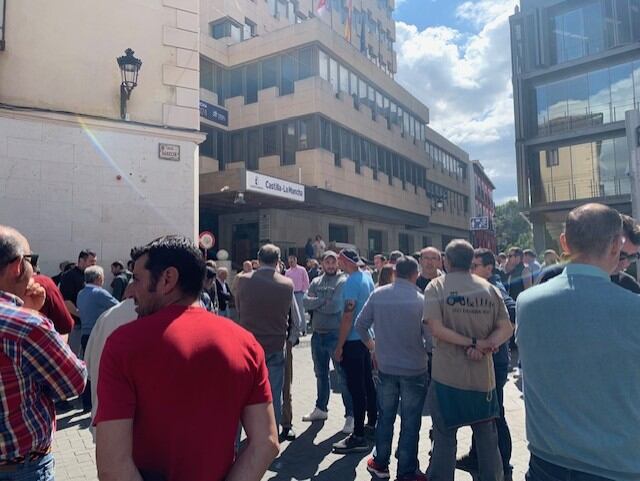 Protesta agricultores frente a la delegación de la Junta