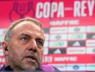 Imagen de archivo de Hansi Flick en una rueda de prensa con el Barça