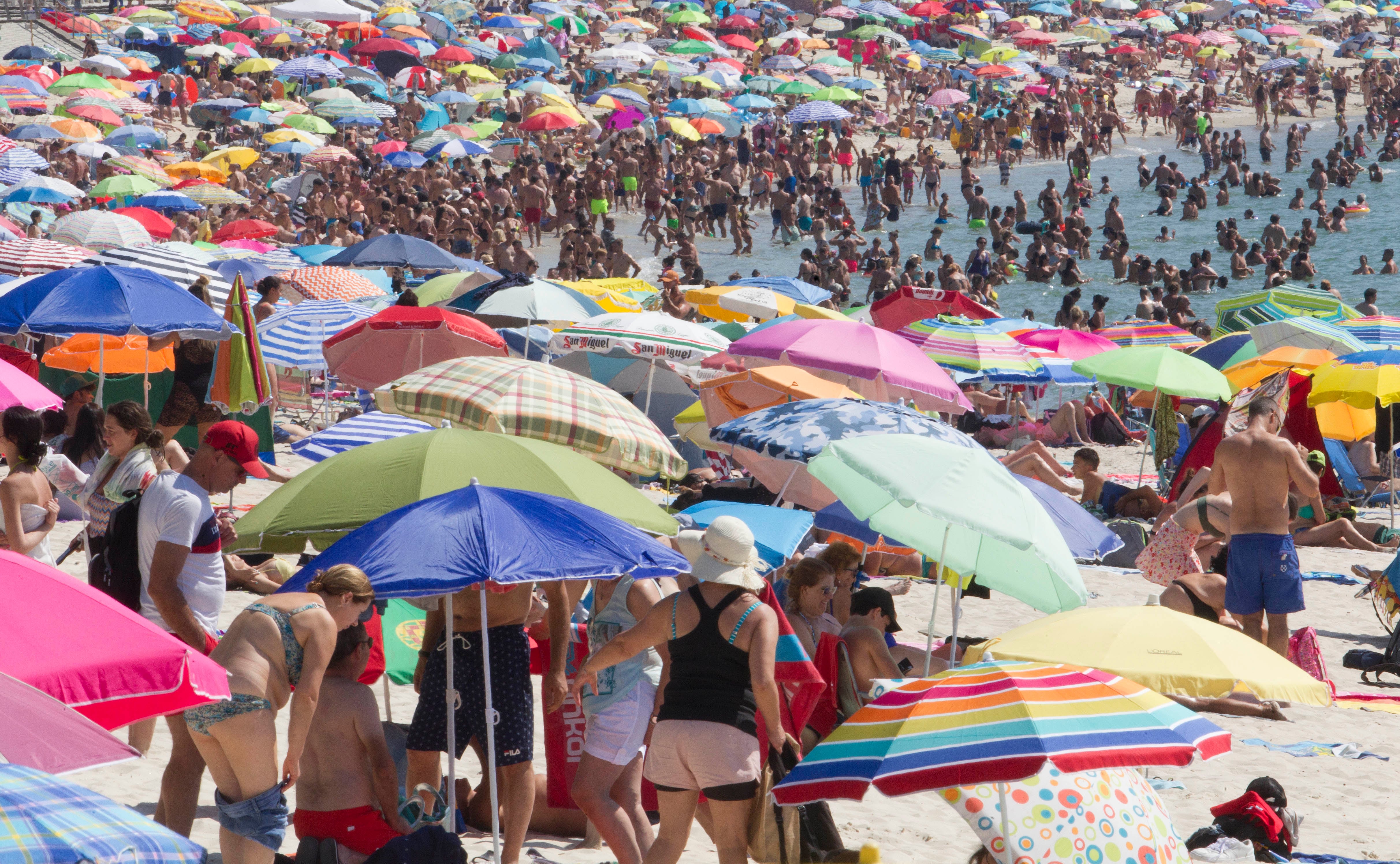 Playa de Samil, en Vigo., un día de mucho calor.