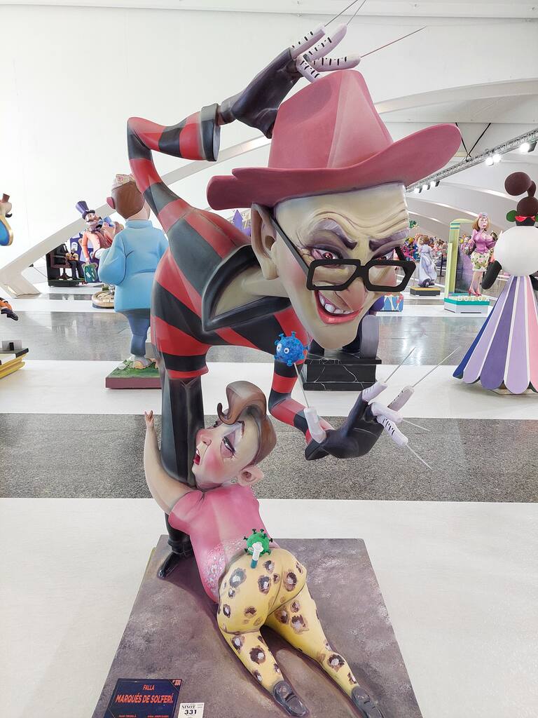 La Exposición del Ninot de las Fallas 2023 abre sus puertas con 750 figuras que rebosan diseño y sátira. Todas ellas quieren salvarse de las llamas gracias al voto popular.